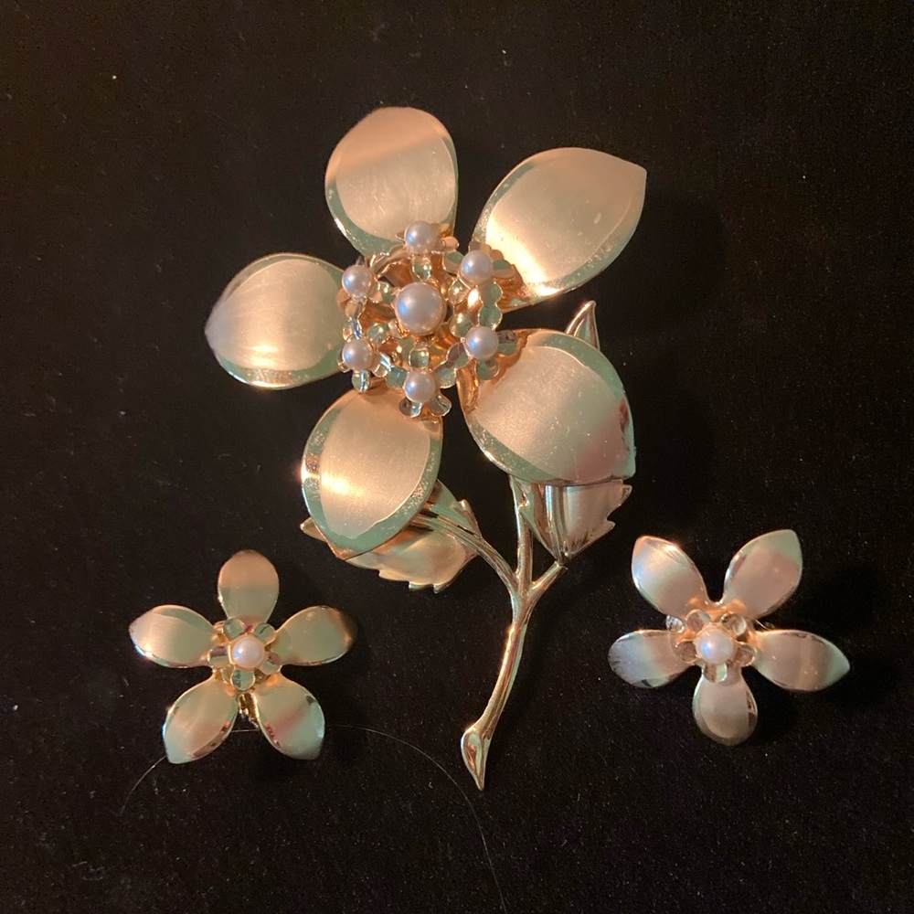 Gold toned and Pearl  brooch with matching clip earrings. Excellent condition